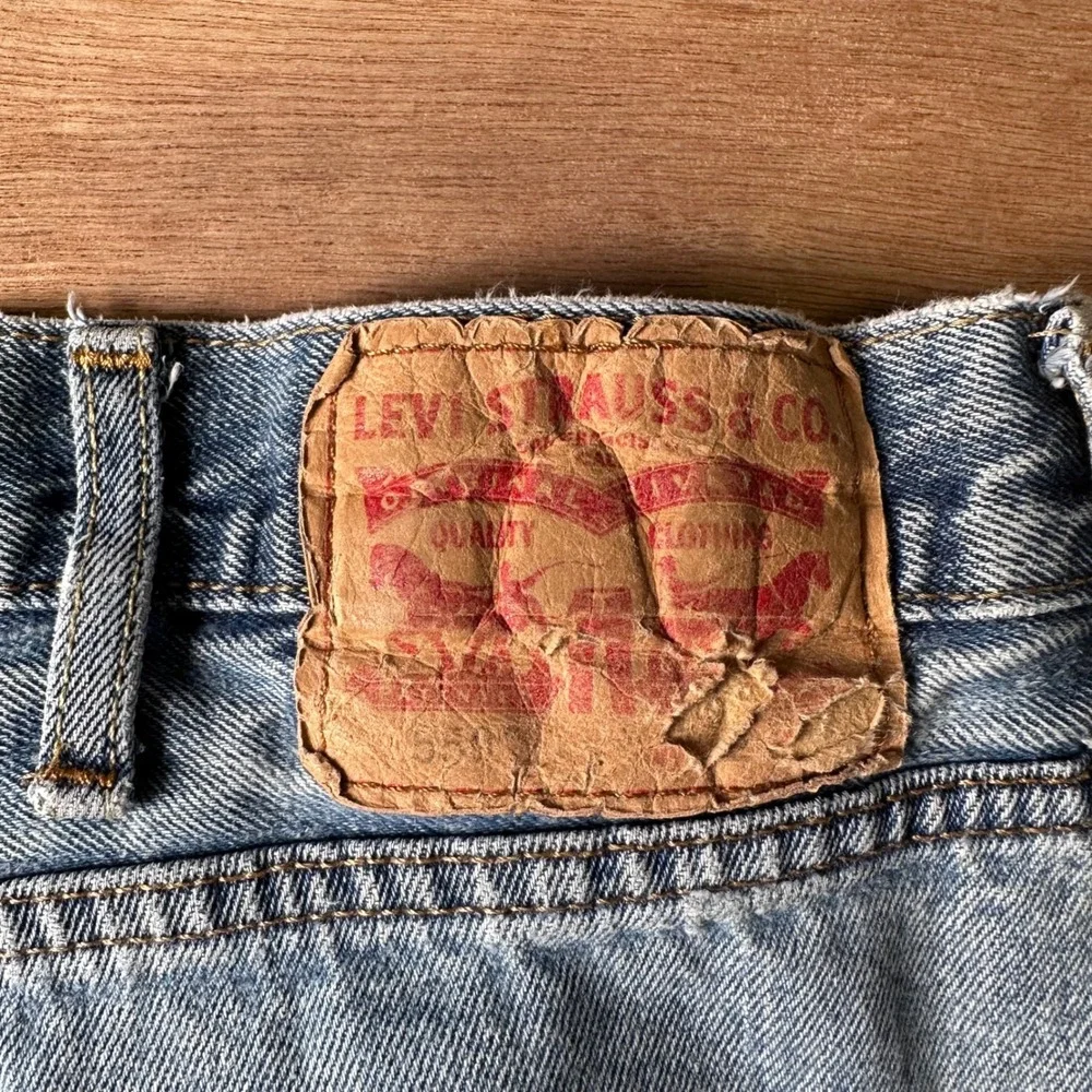 Levis 550 Relaxed Fit Tapered Leg Light Wash Denim Jeans Mens 42X29 Distressed